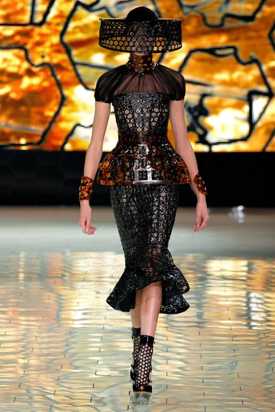 Look 10